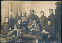 Cca 1914-1918 Kártyázó Katonák A Körletben, Fotó Hátoldalán... - Autres & Non Classés