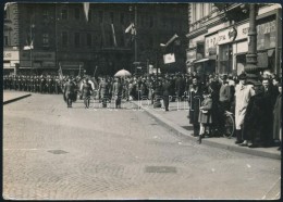 Cca 1950 Honvéd Sportolók Az Oktogonnál, Fotó, 13×18,5 Cm - Altri & Non Classificati