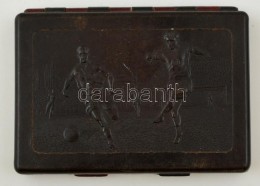 Cca 1950-1960 Bakelit Cigarettatárca, Futball Jelenettel, Sérüléssel, 8x11x1,5 Cm - Altri & Non Classificati