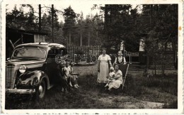 * T1/T2 1937 Incukalns, Family Photo With Old Automobile - Sin Clasificación