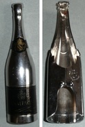 Ancien Décapsuleur En Métal Ouvre-bouteille Tire Bouchons De CHAMPAGNE, Forme De Bouteille - Bottle Openers