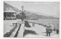 MONTE CARLO - LES TERRASSES ET KIOSQUE - VUE SUR LE CAP MARTIN AVEC PERSONNAGES - CPA VOYAGEE - Les Terrasses