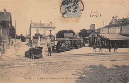 92-RUEIL- LA GARE DU TRAMWAY ET LA RUE DU VIEUX PONT - Rueil Malmaison