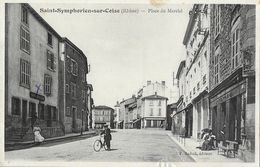 St Saint-Symphorien-sur-Coise (Rhône) - Place Du Marché, Cycliste Devant Le Café Reynard - Edition F. Badoil - Saint-Symphorien-sur-Coise