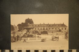 CP, 10, N°87 - TROYES - Le Lycée Et La Fontaine Argence , Belle Animation - Troyes