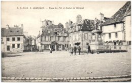 29 LESNEVEN - Place Le Flo Et Statue Du Général     (Recto/Verso) - Lesneven