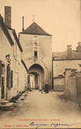 CPA.- FRANCE - Les Aix-d'Angillon Sont Situés Dans Le Départ. Du Cher - Le Donjon Animée - Daté 1903 - TBE - Les Aix-d'Angillon