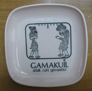 AC - HACIVAT - KARAGOZ TURKISH SHADOW PLAYERS THEATRE PLASTIC PLATE # 1 GAMAKUIL FROM TURKEY - Platos