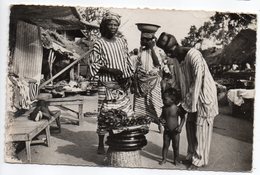 A.O.F --- Au Marché (très Animée) ,cpsm 14 X 9 N°1770  éd Robel (Hoa-Qui) - Markets