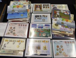 COIN COVERS 1980-2010 Range Of 126 Covers Comprising £5 Denominations (72), £2 (25), £1 (5), 50p (2) & - Autres & Non Classés