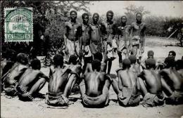 Kolonien Deutsch-Südwestafrika Dorfplatz Junge Männer Stpl. Karibib 13.6.13 Foto-Karte I-II Colonies - Ohne Zuordnung