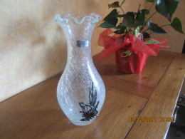 Magnifique Vase En Verre   Craquelé  Et Motif  étain  32cm - Glas & Kristall
