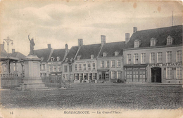 59.  HONDSCHOOTE.  LA GRAND'PLACE. LE MONUMENT. COMMERCES. "PAPIERS PEINT MARCHAND-CIRCLAEYS". "HÔTEL DU SAUVAGE". - Hondshoote