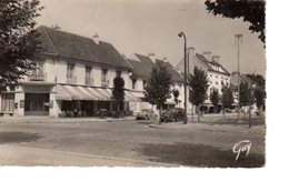 CPSM Dentelée - DUGNY (93) - Aspect Du Restaurant La Civette Et De La Place Gabriel-Péri En 1955 - Dugny