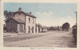 Orne - TRUN - La Gare - Entrée De La Ville  Colorisée Circulée Timbrée Taxée ( Wagon Tonneau ) - Trun