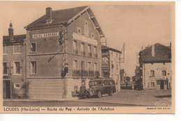 LOUDES -  (  Hte-Loire ) -  Route Du Puy - Arrivée De L' Autobus - Loudes