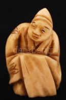 TérdeplÅ‘ Férfi Netsuke, Faragott Csont Figura, Az Alján Jelzett, M: 3 Cm - Autres & Non Classés