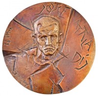 Vígh Tamás (1926-2010) 1992. 'József Attila-díj' Br Plakett (260g/80mm) T:2 Apró... - Non Classés