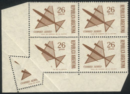 GJ.1427, 1967 26P. Stylized Airplane, Corner Block Of 4 With Variety: Defective Impression Due To A Pre-printing... - Posta Aerea