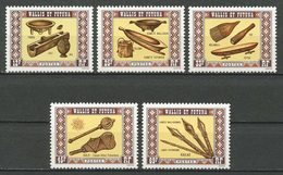 WALLIS FUTUNA 1977 N° 198/202 ** Neufs MNH Cote 14 € Superbes Artisanat Tanoa Lali Et Ipu Kailao Lances Kolo Ike - Unused Stamps