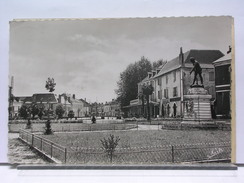 65 - VIC BIGORRE - LA PLACE DE SEINAREX - 1955 - Vic Sur Bigorre