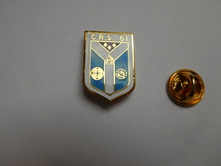 Superbe Pin's En EGF , Police , CRS 61, Vélizy Villacoublay , Blason - Police