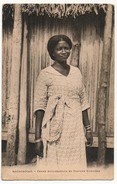 CPA - MADAGASCAR - Femme Antambahoaka En Costume Européen - Madagaskar