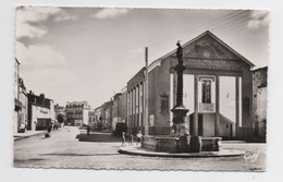 63 PUY DE DOME - VIC LE COMTE Place Du Jeu De Paume Et Salle Des Fêtes - Vic Le Comte