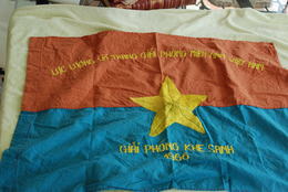 DRAPEAU  VIET MIN 1966 - Drapeaux