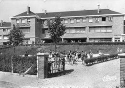 CPSM Dentelée - Le TRAIT (76) - Aspect Du Groupe Scolaire Guy De Maupassant Dans Les Années 50 / 60 - Le Trait