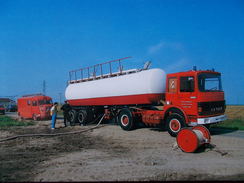 28 - AUNEAU - Camion Citerne De Grande Capacité Saviem. (Camion De Pompiers - Tube Citroen) - Auneau