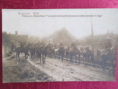 RIBECOURT 1914 . CARTE PHOTO . PATROUILLE DU PREMIER CUIRASSIERS ET DE SPAHIS MAROCAINS DANS LE VILLAGE - Ribecourt Dreslincourt