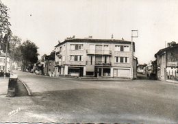 CPSM Dentelée - NOGARO (32) - Aspect De La Place De L'Eglise Dans Les Années 50 - Nogaro