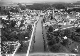 CPSM Dentelée - Le CHESNE (08) - Vue Aérienne Du Bourg Et Du Canal Dans Les Années 50 - Le Chesne