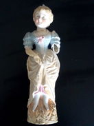 Statue En Porcelaine Biscuit Polychrome Représentant Une Jeune Fille Debout - Altri & Non Classificati