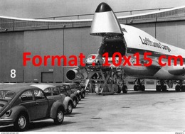 Reproduction D'une Photographie De Coccinelle VW Entrant Dans Un Avion Cargo De La Lufthansa - Other & Unclassified