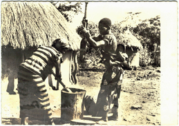 Carte Postale Ancienne De : TOGO-femmes Préparant Le Foufou - Togo