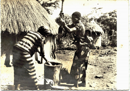 Carte Postale Ancienne De : TOGO-femmes Préparant Le Foufou - Togo