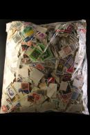 KILOWARE  An ALL WORLD "off Paper" I Kg+ Mixture In A Film Fronted Bag. A Great Lot To Sort Through During The... - Sonstige & Ohne Zuordnung