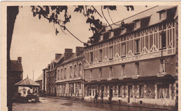 22. CALLAC . CPA SÉPIA. LA RUE DU CLOSMEUR ET L'HOTEL DU COMMERCE. LE TIMBRE FAIT LA DATE - Callac