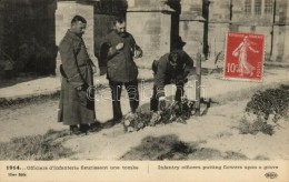 * T2 WWI French Military Officers Putting Flowers Upon A Grave - Unclassified