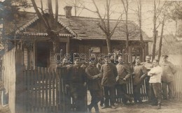 * T2 WWI German Soldiers, Wooden House, Group Photo - Zonder Classificatie