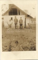 ** T2 WWI Austro-Hungarian Soldiers In Front Of A House, Photo - Zonder Classificatie