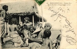 T2/T3 Madagascar. Femmes Bara Venant Avec Leurs Enfants Se Faire Vacciner / Bara People, Vaccination, Folklore - Sin Clasificación