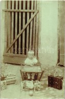 * T2 1915 Besztercebánya, Banska Bystrica; Kisgyerek Játékokkal / Child With Toys, Photo - Unclassified