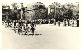 * T2 1943 Budapest XIV. HÅ‘sök Tere, Kerékpáros ünnepség, Photo - Sin Clasificación