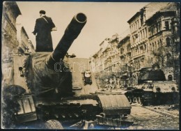 1956 Forradalom A P Esti Utcákon.  Francia Sajtófotó / Photo From The 1956 Revolution In... - Autres & Non Classés