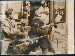 1956 Magyar FelkelÅ‘k A Budapesti Utcán Harcolnak Az AVH Ellen. Francia Sajtófotó / Photo From... - Autres & Non Classés