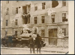 1956 Budapest, A SzétlÅ‘tt Kilián Laktanya. Francia Sajtófotó / Photo From The 1956... - Otros & Sin Clasificación