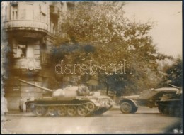 1956 Budapest, Szovjet Tank Az Utcán. Francia Sajtófotó / Photo From The 1956 Revolution.... - Otros & Sin Clasificación